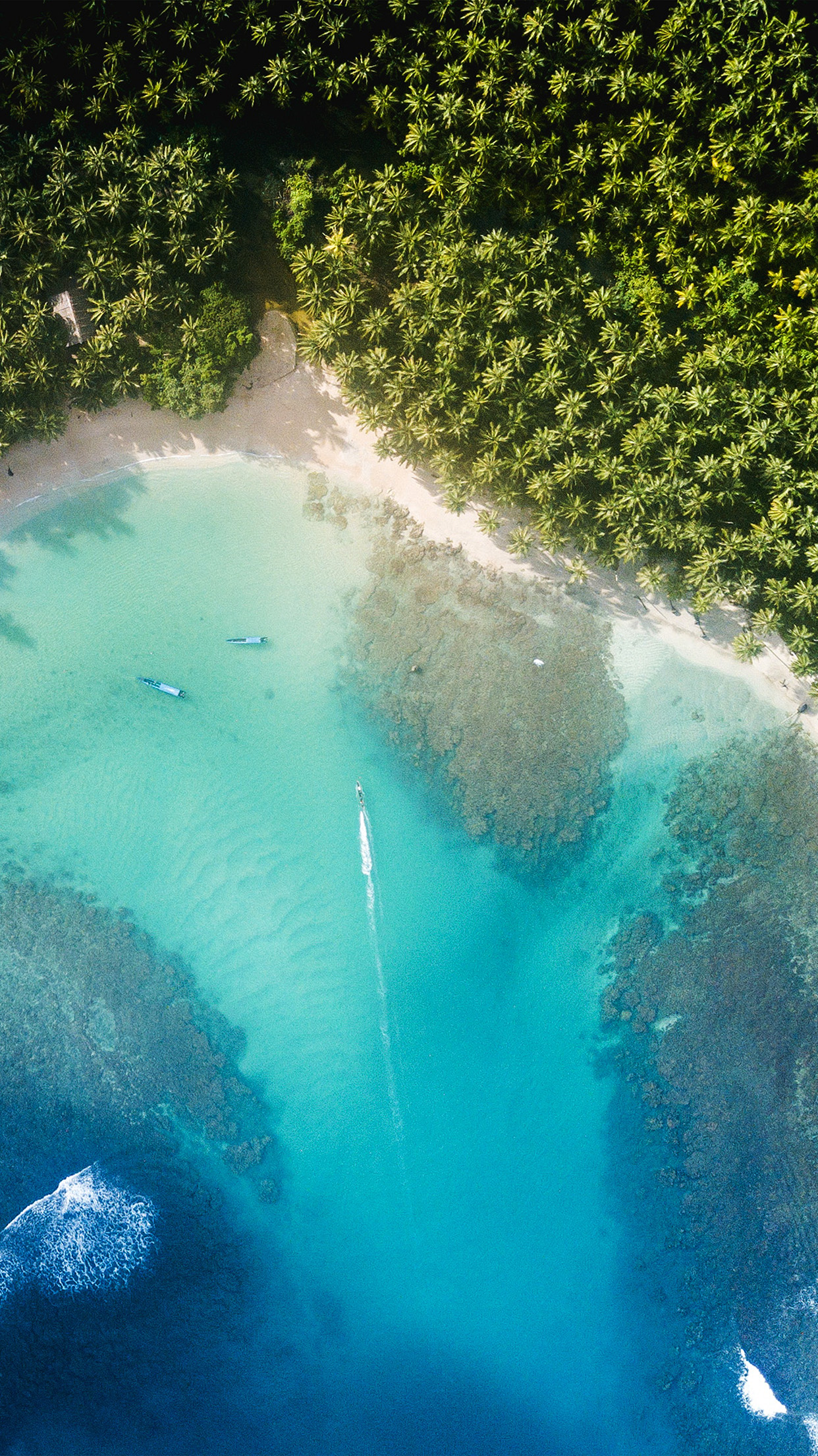 Iphone island. Море Мальдивы сверху. Мальдивы вид сверху. Морская Лагуна вид сверху. Бали вид сверху.