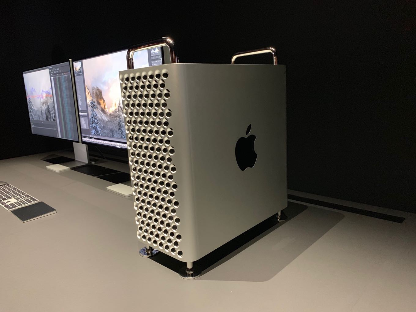 Эпл стоит. Mac Pro 2019. Apple Mac Pro 2019. I Mac Pro 2019. Компьютер Mac Pro 2019.