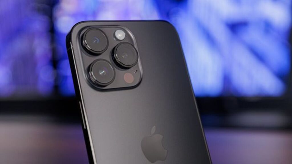 iPhone 15 Pro Max, iOS 18 güncellemesi ile şarj performansını artırdı.